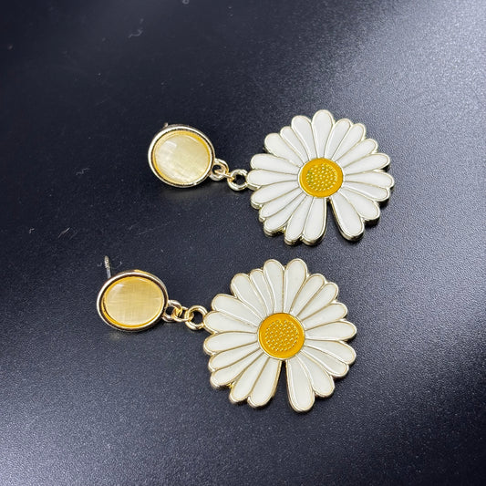 Elegant Daisy Drop Earrings – Boho Floral Statement
