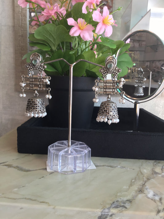 Vintage Style Dangler Earrings with Green Gemstones and Pearls for Women