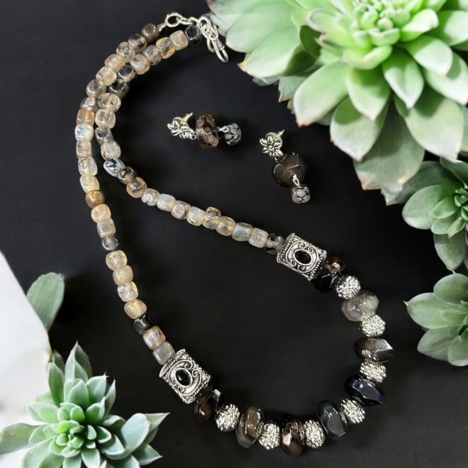 Square agates and onyx beads Neklace With Victorian spacers